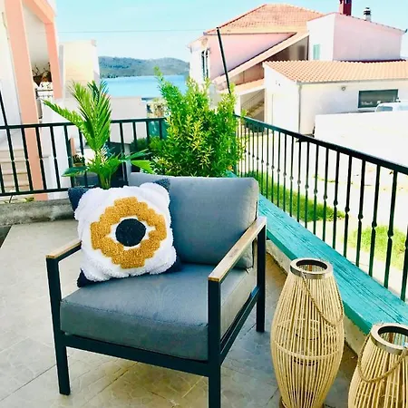 Apartmani-okrug Gornji-ciovo شقة تروغير