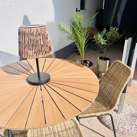 Apartmani-okrug Gornji-ciovo تروغير