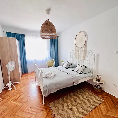 Apartmani-okrug Gornji-ciovo شقة تروغير